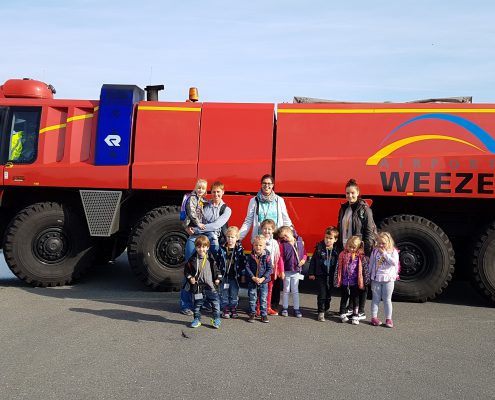 KiTagruppe vor einem Löschfahrzeug