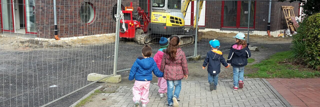 Kinder neben einer Baustelle