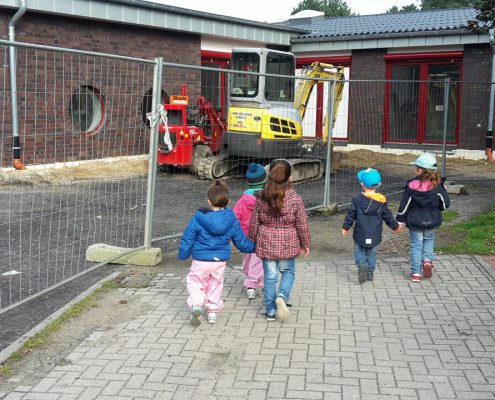 Kinder neben einer Baustelle