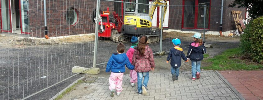 Kinder neben einer Baustelle